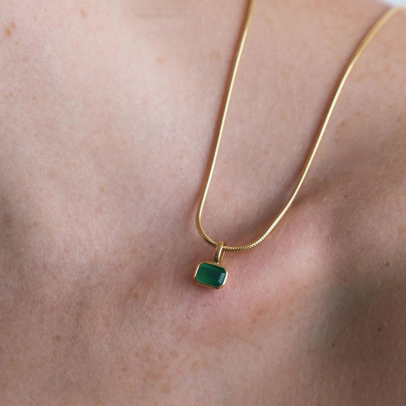 LINDA TAHIJA Gemme Snake Necklace Green Onyx GOLD