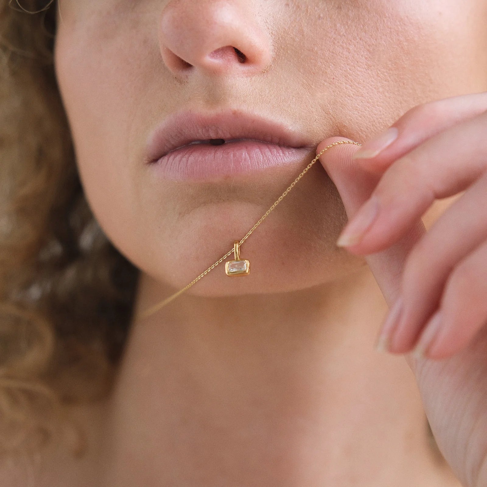 LINDA TAHIJA Calibri Necklace White Sapphire GOLD