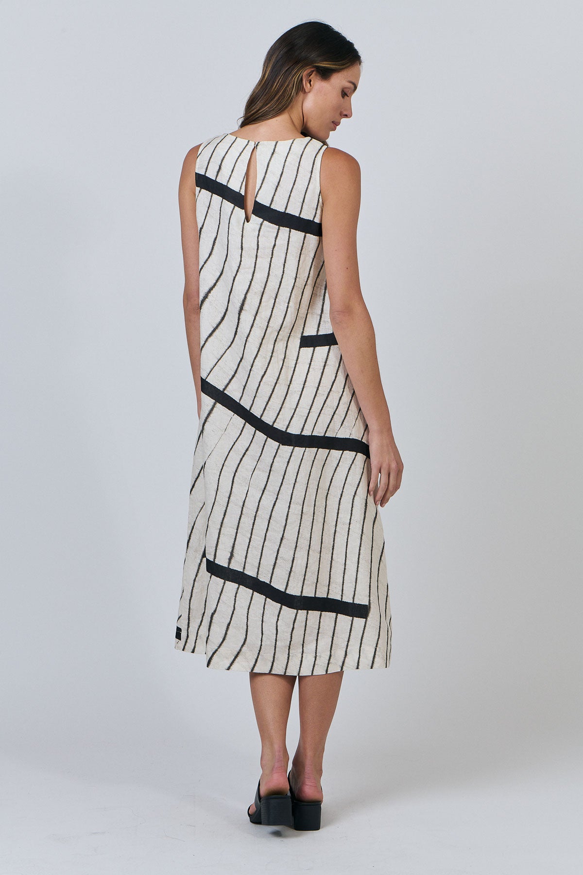 OLIVE ET JULIE Sleeveless Midi Dress ISOBAR