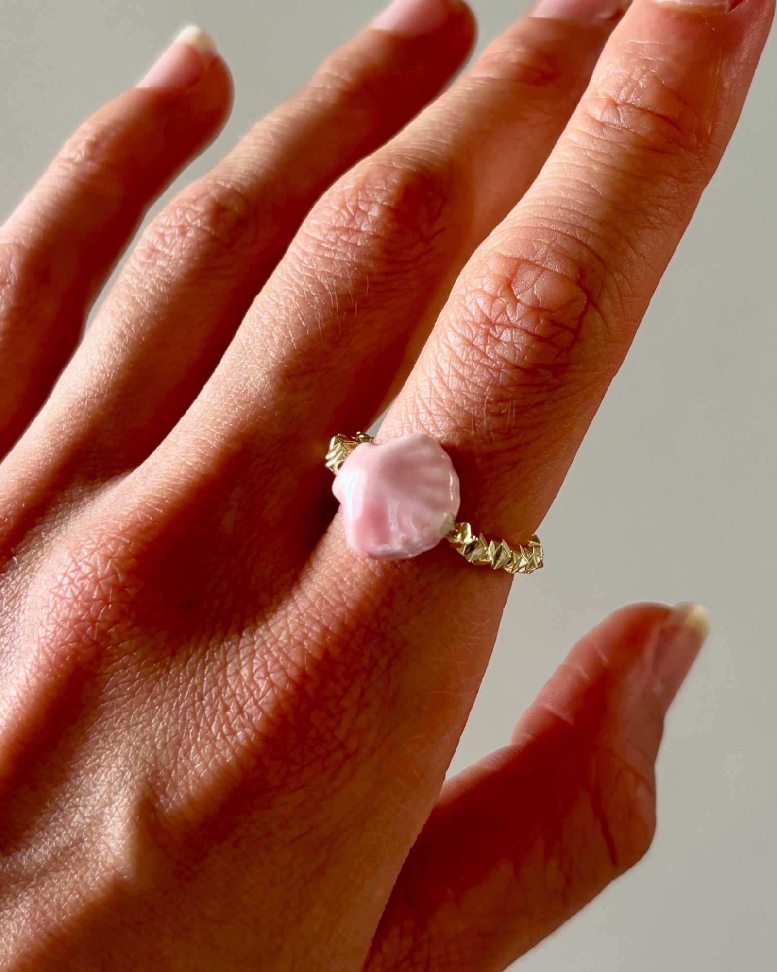 HEI TAI Gold Charm Ring FAN SHELL PINK