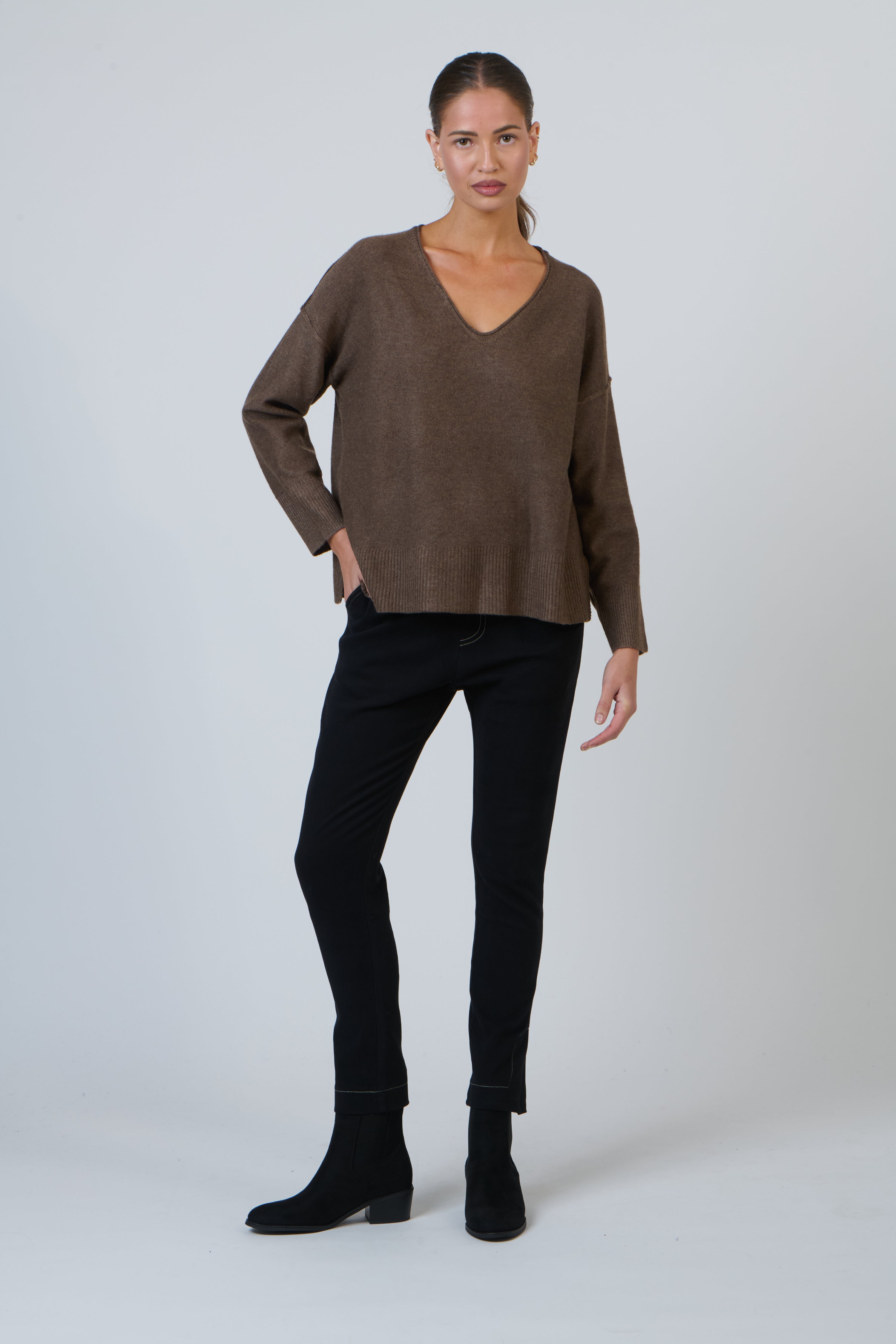 NAMASTAI V Neck Knit CHOCOLATE