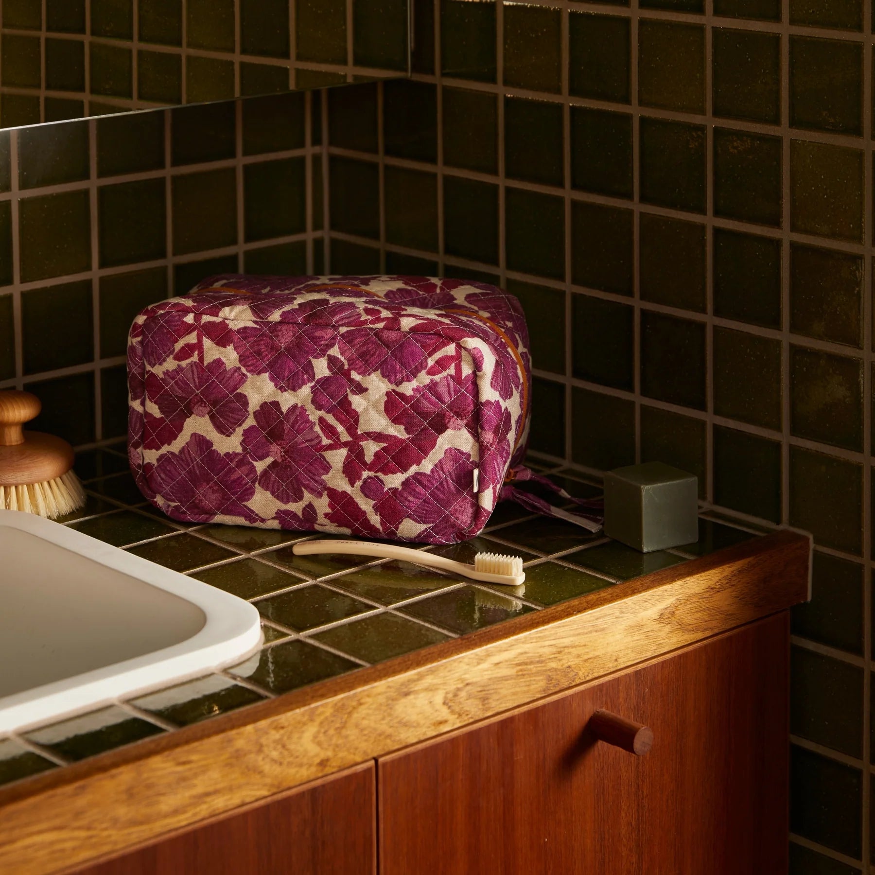 Bonnie & Neil Medium Toiletry Bag LEON LILAC