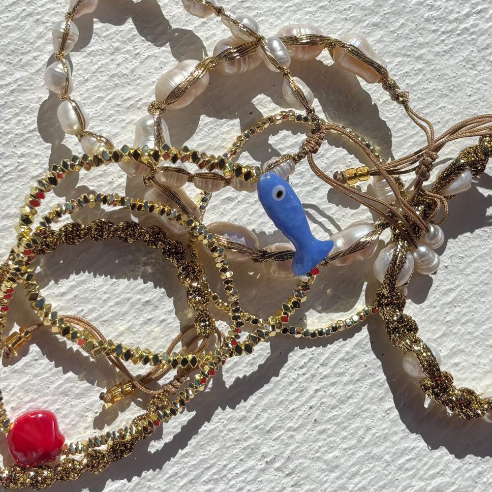 HEI TAI Gold Charm Bracelet FAN SHELL RED
