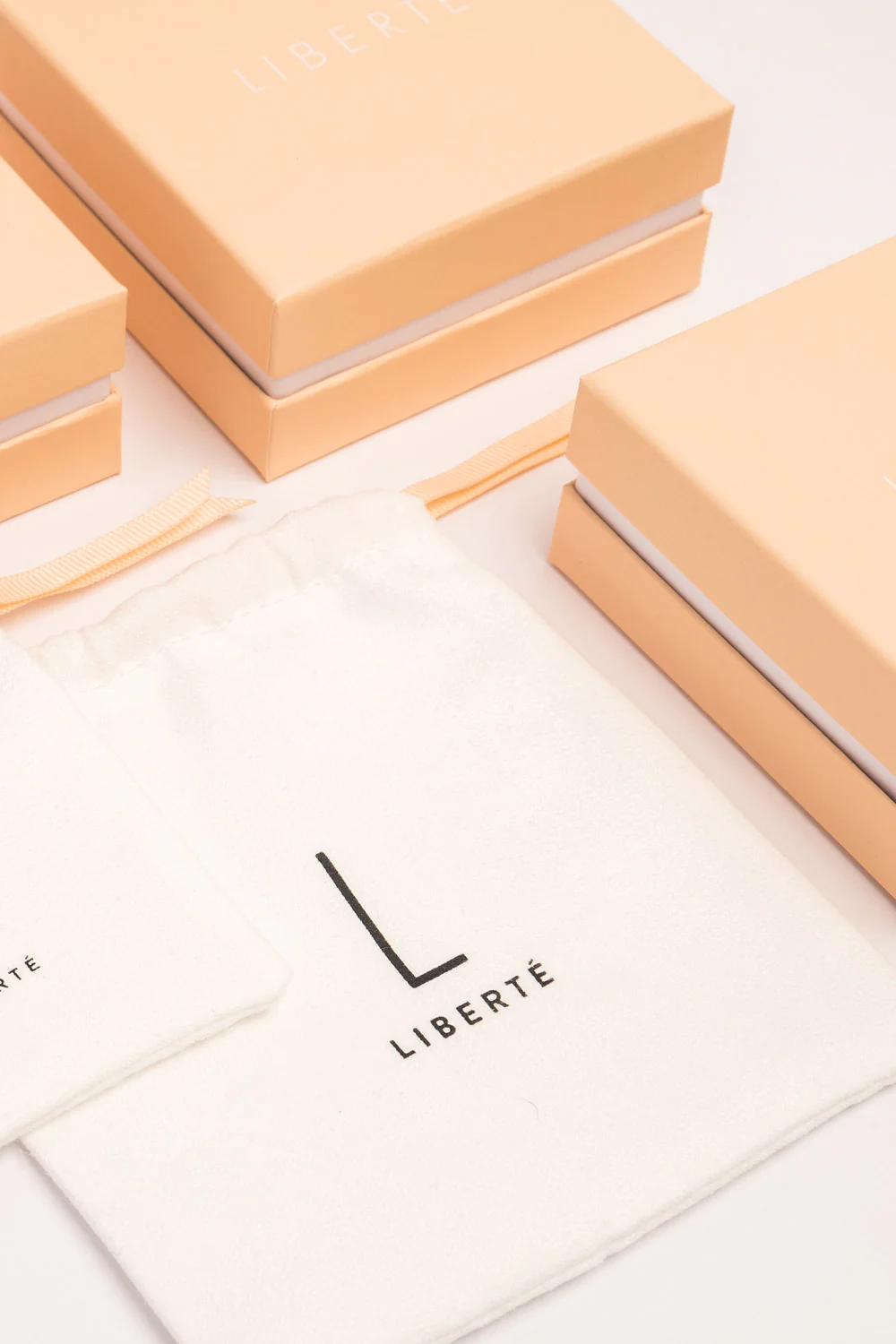 LIBERTE Halo Huggie SILVER