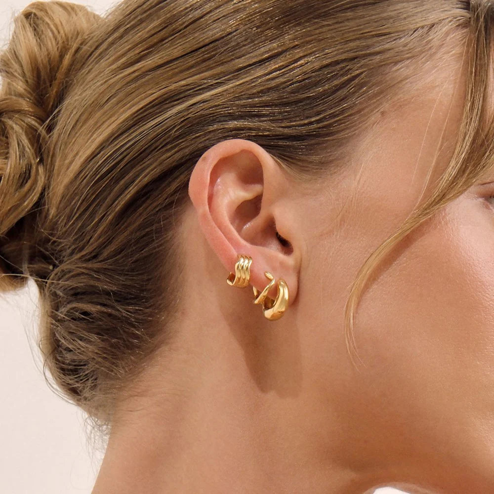 LINDA Ripple Huggie Earrings GOLD