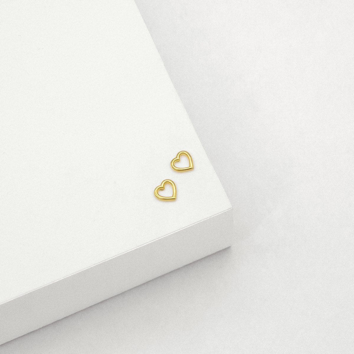 LINDA TAHIJA Open Heart Stud GOLD