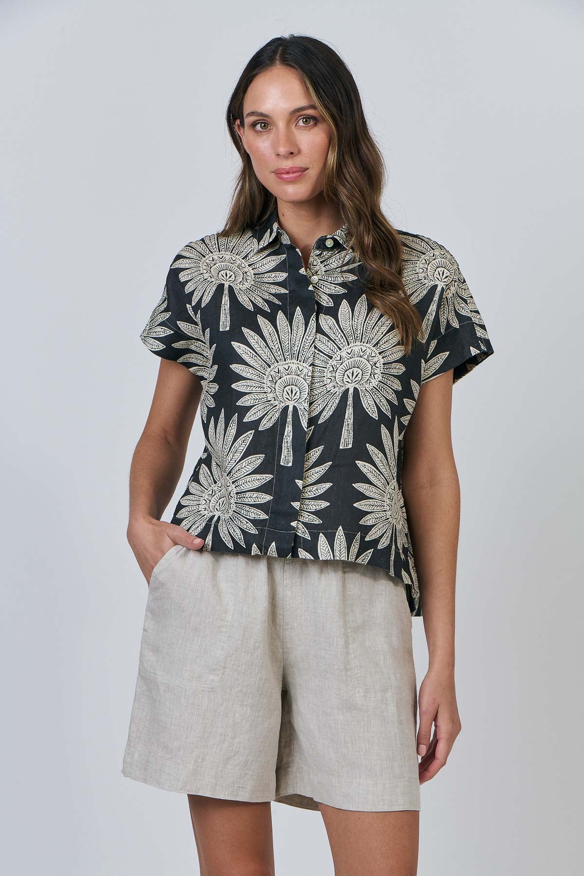 OLIVE ET JULIE Linen Button Top BLACK PALM