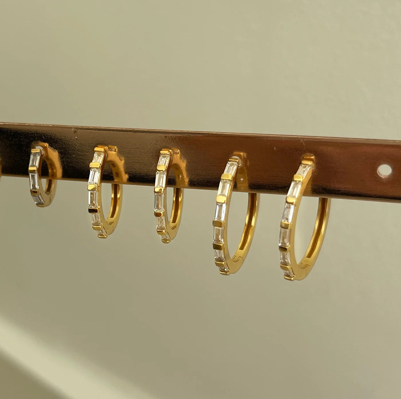 FAIRLEY Crystal Baguette Midi Hoop